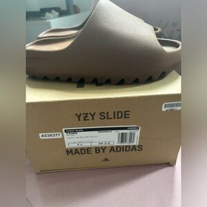 Brown Yeezy Slides size 6UK , Never worn and has the box and not fake